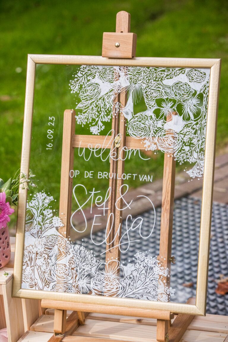 Welkomstbord bruiloft bloemen
