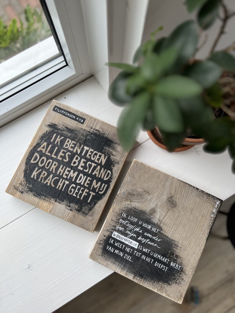 Bijbeltekst op hout